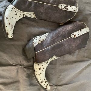 Idyllwind Cowhide boots-BRAND NEW! Bought in May of 2021, only worn once inside